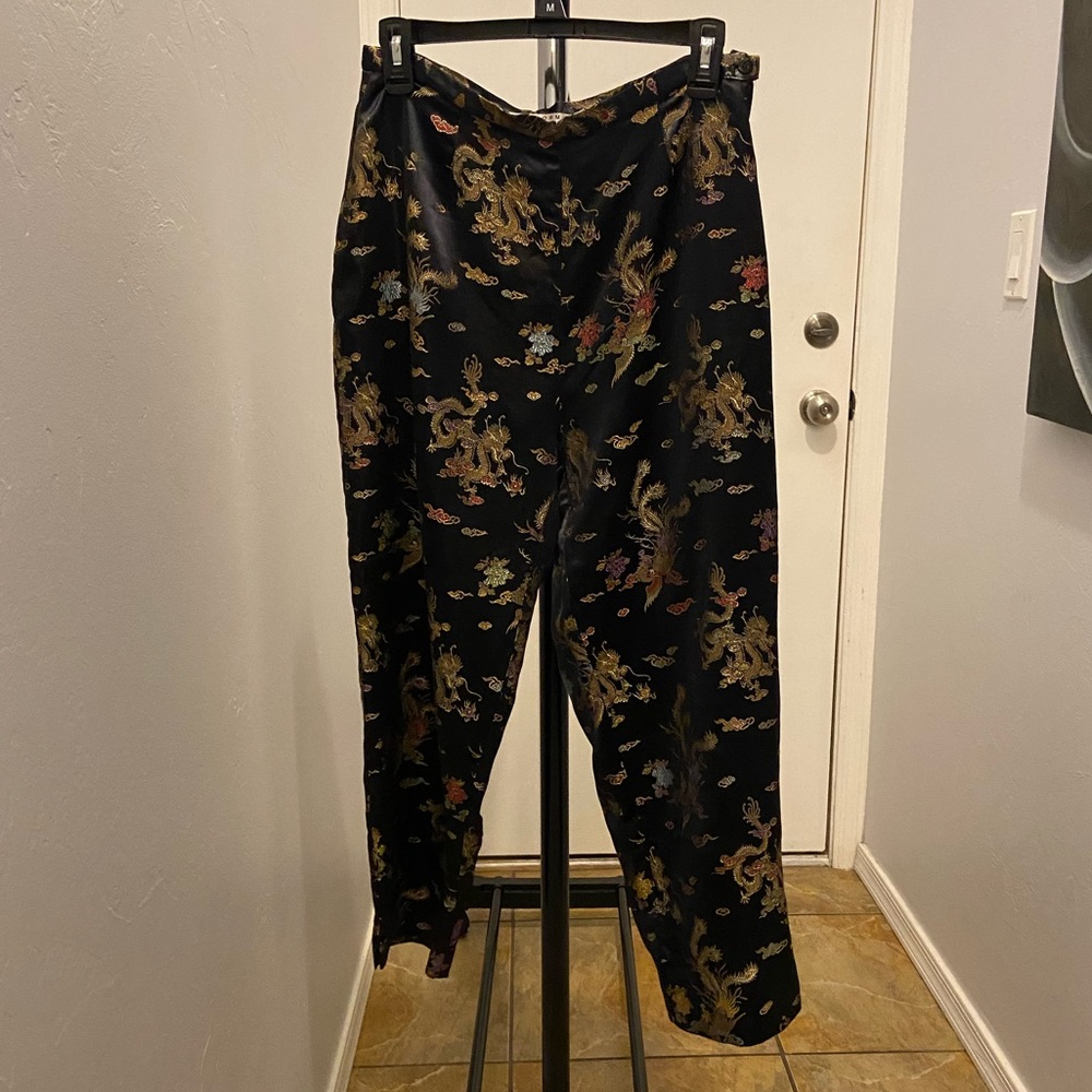 Uniform Dragon print cropped pants. Side zip, size 8 Petite.